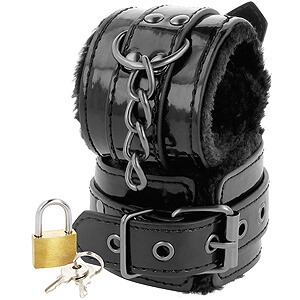 Darkness Handcuffs with Fur and Padlock - čierna uzamykací putá s polstrovaním